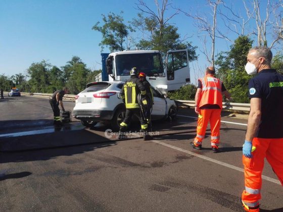Tremendo schianto frontale sulla statale: auto schiacciata sotto il camion. Muore 82enne - Corriere Salentino