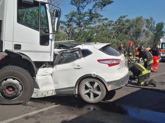Tremendo schianto frontale sulla statale: auto schiacciata sotto il camion. Muore 82enne - Corriere Salentino