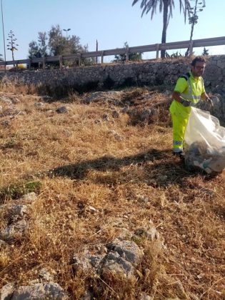 Marine di Nardò, task force al lavoro per la pulizia di scogliere e arenili - Corriere Salentino