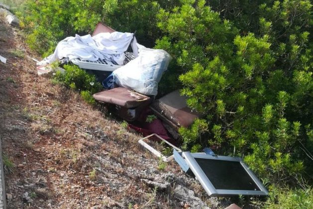 Abbandonano sacchi di rifiuti nei pressi del parco di Porto Selvaggio, identificati e multati i due sporcaccioni - Corriere Salentino