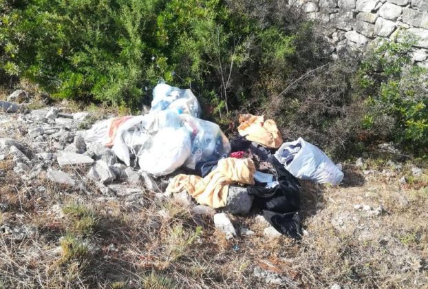 Abbandonano sacchi di rifiuti nei pressi del parco di Porto Selvaggio, identificati e multati i due sporcaccioni - Corriere Salentino