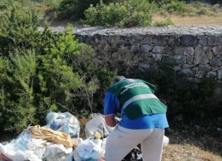 Abbandonano sacchi di rifiuti nei pressi del parco di Porto Selvaggio, identificati e multati i due sporcaccioni