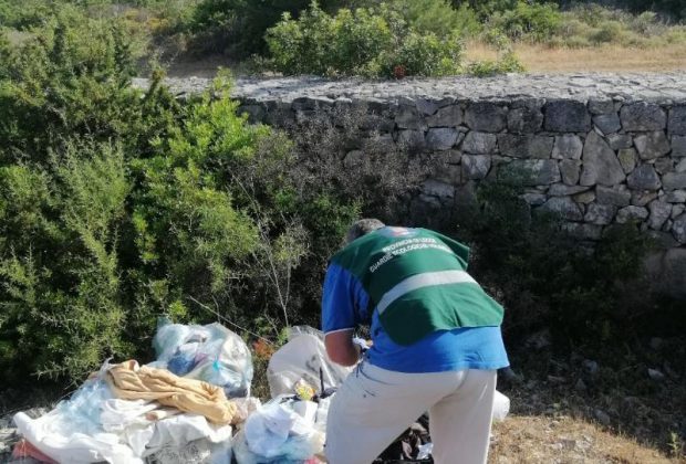Abbandonano sacchi di rifiuti nei pressi del parco di Porto Selvaggio, identificati e multati i due sporcaccioni - Corriere Salentino