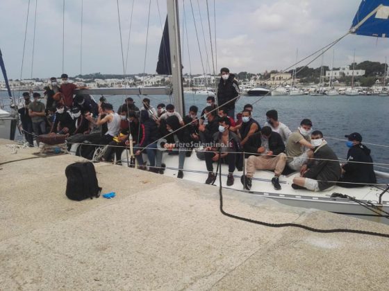 Secondo sbarco in poche ore: oltre 50 migranti intercettati al largo di Leuca. Presi i due scafisti - Corriere Salentino