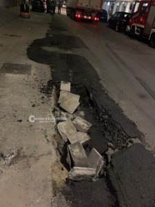 Via De Mura come un campo da golf: si apre un’altra buca al passaggio del camion - Corriere Salentino