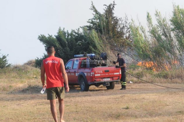 Giornata rovente, incendi in tutto il Salento. Le fiamme divorano ettari di macchia, in azione canadair - Corriere Salentino
