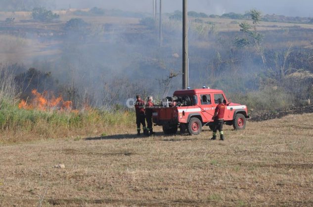 Giornata rovente, incendi in tutto il Salento. Le fiamme divorano ettari di macchia, in azione canadair - Corriere Salentino