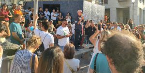 Il “no al green pass” da piazza Sant’Oronzo. Centinaia di persone radunate attraverso i social, la polizia visiona i filmati per le sanzioni - Corriere Salentino