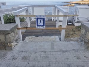 Santa Caterina, chiusa la discesa a mare utilizzata per 40 anni dai bagnanti, ora c’è un lido con strada alternativa: le proteste - Corriere Salentino