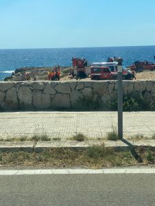 Cade sugli scogli e termina in mare, scattano i soccorsi: paura per un uomo - Corriere Salentino