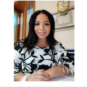 Cadavere in casa con una macchia di rossetto sulla maglia: indagata una donna. È una parente alla lontana dell'uomo - Corriere Salentino