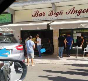 Ingrana la prima anziché la retromarcia e sfonda la vetrata del bar: tragedia sfiorata a Lecce - Corriere Salentino