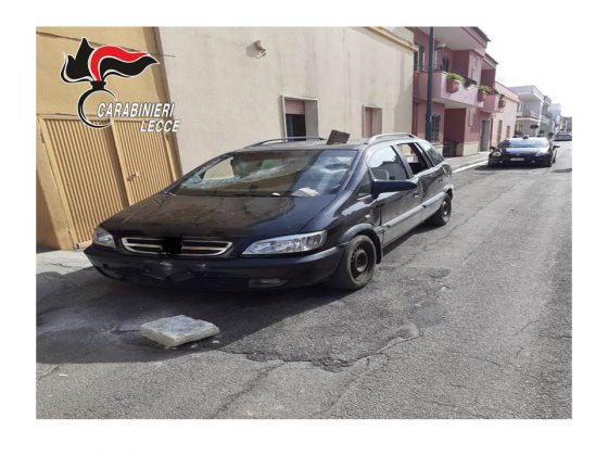 Minaccia il padre con una cesoia per farsi dare i soldi, poi scaglia pietre sulla sua auto e tenta il suicidio - Corriere Salentino