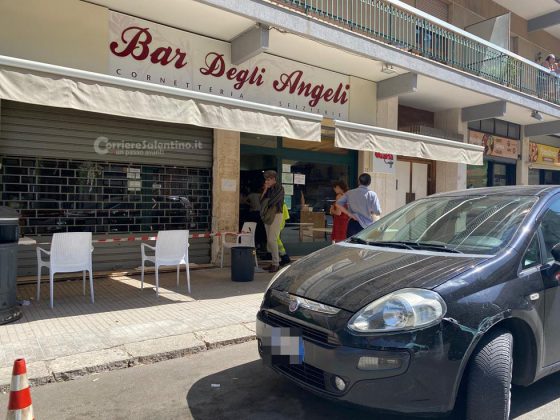 Ingrana la prima anziché la retromarcia e sfonda la vetrata del bar: tragedia sfiorata a Lecce - Corriere Salentino