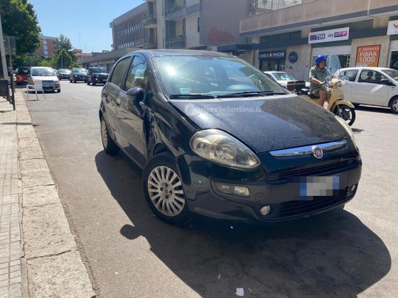 Ingrana la prima anziché la retromarcia e sfonda la vetrata del bar: tragedia sfiorata a Lecce - Corriere Salentino