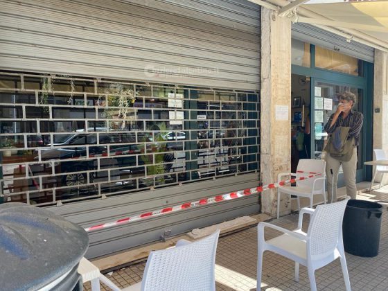 Ingrana la prima anziché la retromarcia e sfonda la vetrata del bar: tragedia sfiorata a Lecce - Corriere Salentino