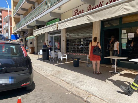 Ingrana la prima anziché la retromarcia e sfonda la vetrata del bar: tragedia sfiorata a Lecce - Corriere Salentino