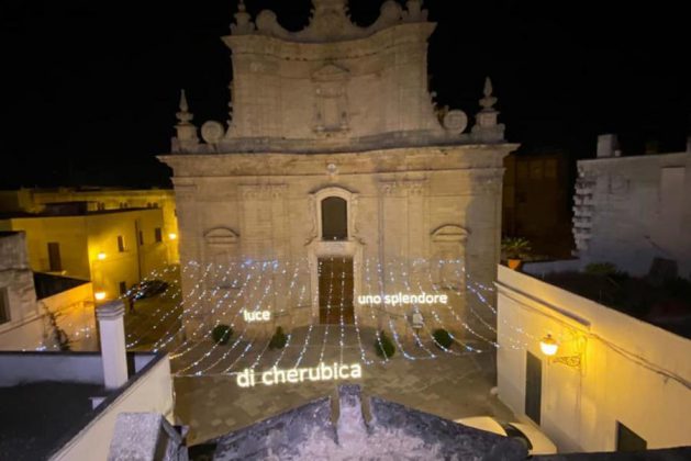A Copertino i turisti apprezzano la svolta "dantista". Il Centro storico illuminato con frasi del Sommo Poeta - Corriere Salentino