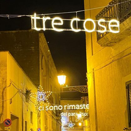 A Copertino i turisti apprezzano la svolta "dantista". Il Centro storico illuminato con frasi del Sommo Poeta - Corriere Salentino