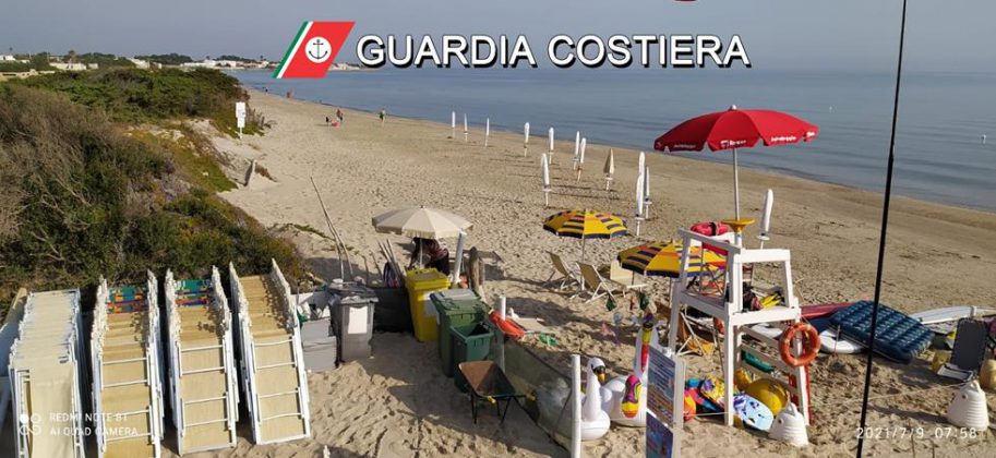Blitz notturno in riva al mare: liberati quasi 2.500 mq di spiaggia occupati da ombrelloni segnaposto e lettini abusivi - Corriere Salentino