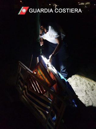 Blitz notturno in riva al mare: liberati quasi 2.500 mq di spiaggia occupati da ombrelloni segnaposto e lettini abusivi - Corriere Salentino