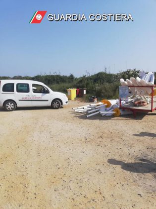 Blitz notturno in riva al mare: liberati quasi 2.500 mq di spiaggia occupati da ombrelloni segnaposto e lettini abusivi - Corriere Salentino