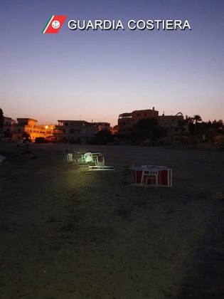 Blitz notturno in riva al mare: liberati quasi 2.500 mq di spiaggia occupati da ombrelloni segnaposto e lettini abusivi - Corriere Salentino