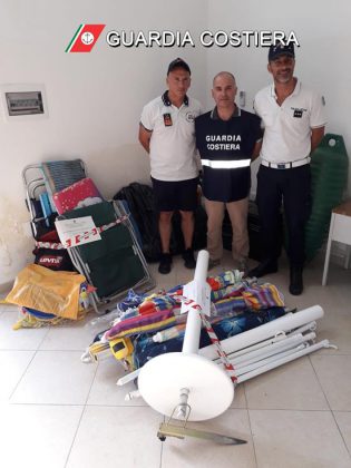 Blitz notturno in riva al mare: liberati quasi 2.500 mq di spiaggia occupati da ombrelloni segnaposto e lettini abusivi - Corriere Salentino