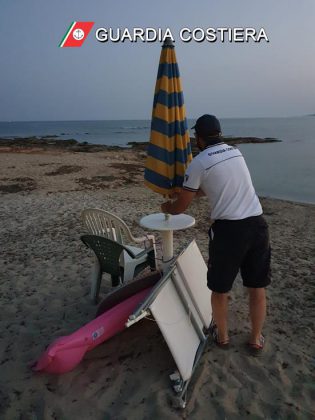 Blitz notturno in riva al mare: liberati quasi 2.500 mq di spiaggia occupati da ombrelloni segnaposto e lettini abusivi - Corriere Salentino