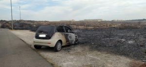 Domenica di fuoco, a Giorgilorio incendio di sterpaglie distrugge cinque auto: paura tra i residenti - Corriere Salentino