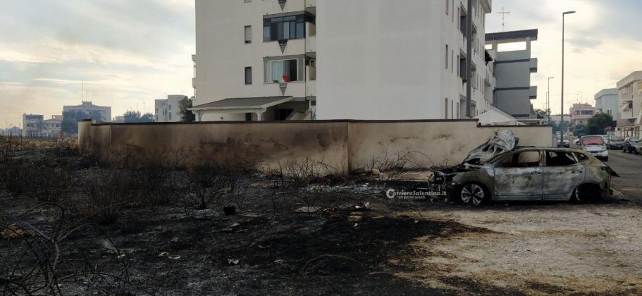 Domenica di fuoco, a Giorgilorio incendio di sterpaglie distrugge cinque auto: paura tra i residenti - Corriere Salentino