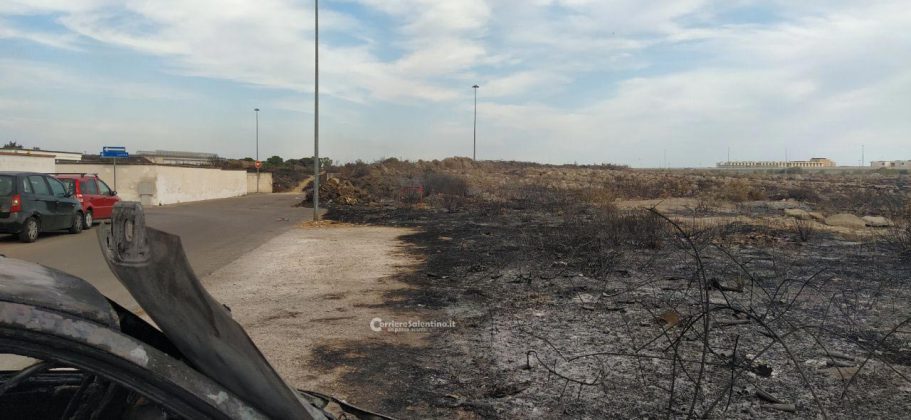 Domenica di fuoco, a Giorgilorio incendio di sterpaglie distrugge cinque auto: paura tra i residenti - Corriere Salentino