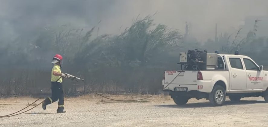 Incendi a Lequile, le fiamme minacciano anche le case. Il sindaco in prima linea: "Pronti ad inasprire sanzioni" - Corriere Salentino