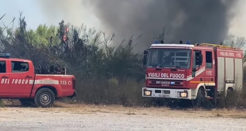 Incendi a Lequile, le fiamme minacciano anche le case. Il sindaco in prima linea: "Pronti ad inasprire sanzioni" - Corriere Salentino