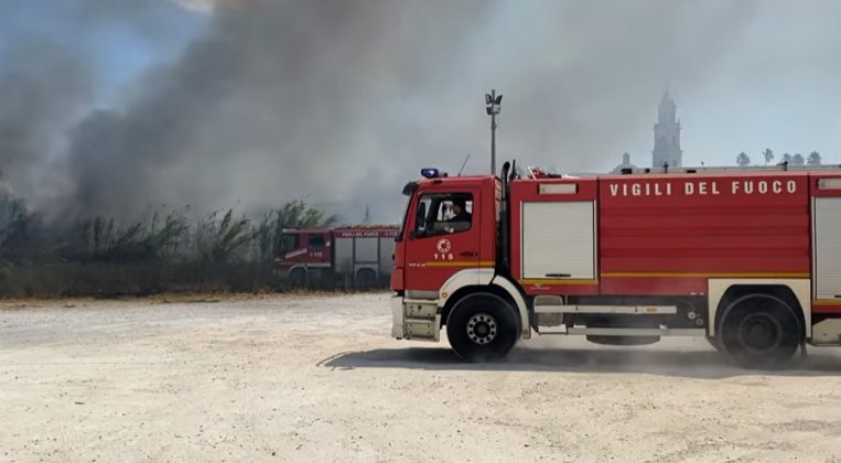 Incendi a Lequile, le fiamme minacciano anche le case. Il sindaco in prima linea: "Pronti ad inasprire sanzioni" - Corriere Salentino