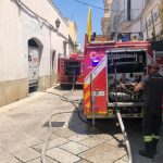 Il vento spinge il rogo nei campi fino in città: brucia deposito di mobilificio, fiamme, fumo e paura - Corriere Salentino