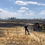 Il vento spinge il rogo nei campi fino in città: brucia deposito di mobilificio, fiamme, fumo e paura - Corriere Salentino