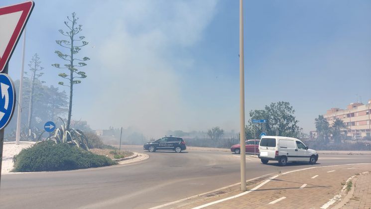 Mezzogiorno rovente, incendio divampa nel centro abitato: fuoco minaccia case e negozi - Corriere Salentino
