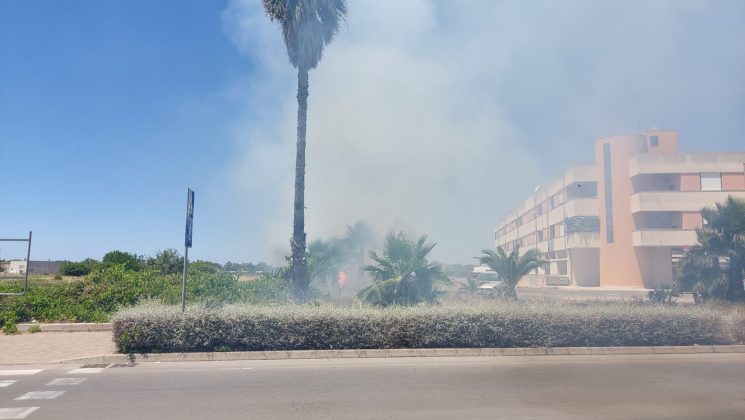 Mezzogiorno rovente, incendio divampa nel centro abitato: fuoco minaccia case e negozi - Corriere Salentino