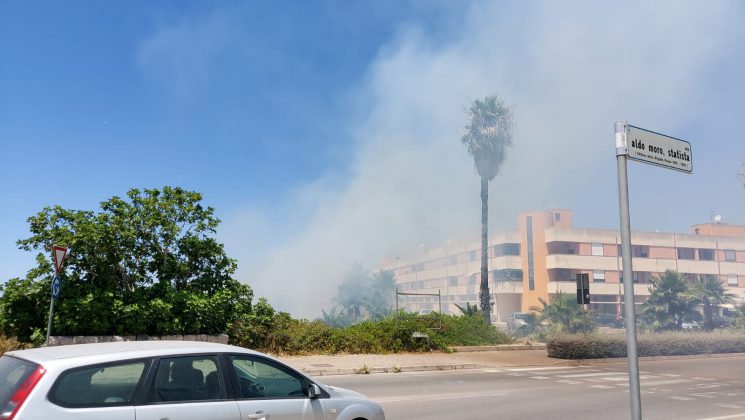Mezzogiorno rovente, incendio divampa nel centro abitato: fuoco minaccia case e negozi - Corriere Salentino