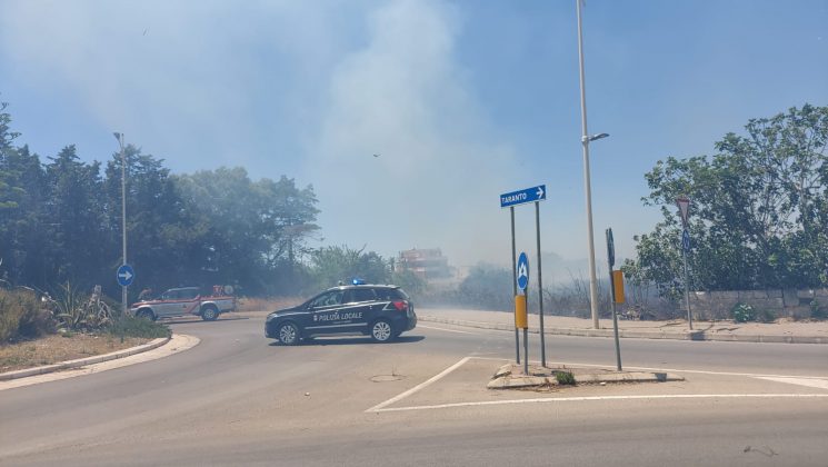 Mezzogiorno rovente, incendio divampa nel centro abitato: fuoco minaccia case e negozi - Corriere Salentino
