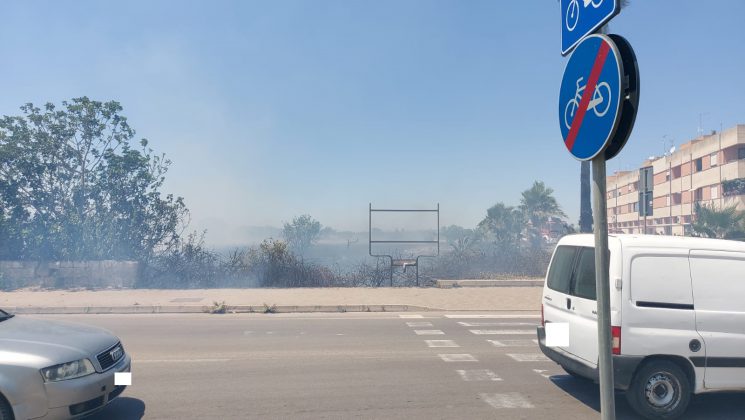 Mezzogiorno rovente, incendio divampa nel centro abitato: fuoco minaccia case e negozi - Corriere Salentino
