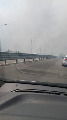 Incendio nel boschetto di San Cesario, fumo “minaccia” anche l’ospedale. Intervengono i canadair in tangenziale - Corriere Salentino