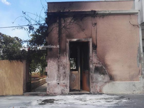 Un rumore poi divampano le fiamme: incendio distrugge un'Audi. Si valuta pista dolosa - Corriere Salentino