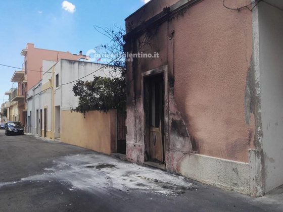 Un rumore poi divampano le fiamme: incendio distrugge un'Audi. Si valuta pista dolosa - Corriere Salentino