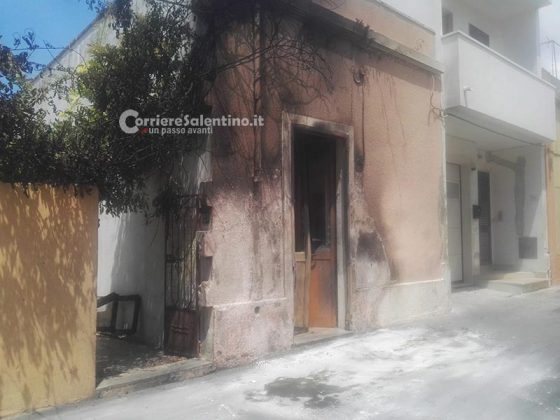 Un rumore poi divampano le fiamme: incendio distrugge un'Audi. Si valuta pista dolosa - Corriere Salentino