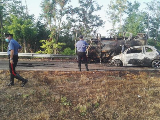 Auto si schianta contro furgone, i mezzi prendono subito fuoco: tragedia sfiorata sulla 274 - Corriere Salentino