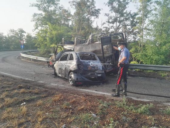 Auto si schianta contro furgone, i mezzi prendono subito fuoco: tragedia sfiorata sulla 274 - Corriere Salentino