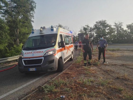 Auto si schianta contro furgone, i mezzi prendono subito fuoco: tragedia sfiorata sulla 274 - Corriere Salentino