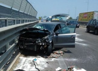 Paura in tangenziale, 57enne perde il controllo dell’auto e si schianta contro il guardrail: è grave in ospedale